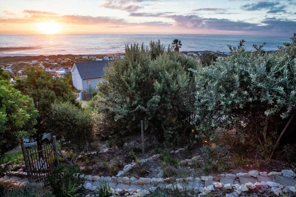 Serene Hide-away With Ocean Views.